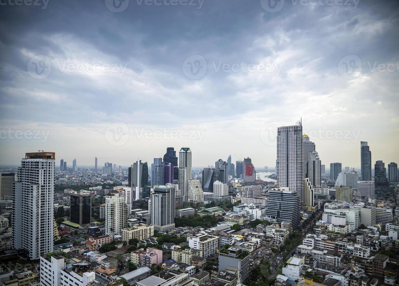 Blick auf die Wolkenkratzer des zentralen Silom-Geschäftsviertels in Bangkok, Thailand bei Tag foto