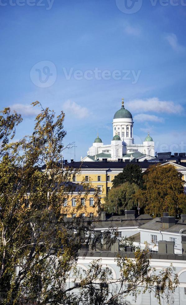 Wahrzeichen der Kathedrale und Blick auf die Innenstadt von Helsinki in Finnland foto