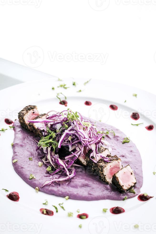 Gourmet asiatische Fusionsküche gebratener Thunfisch und Sesam in Rote-Bete-Sauce-Mahlzeit foto