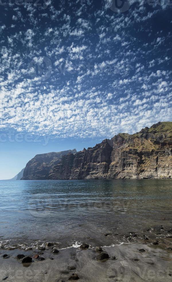 Los Gigantes Klippen natürliches berühmtes Wahrzeichen und vulkanischen schwarzen Sandstrand in Süd-Teneriffa-Insel Spanien foto