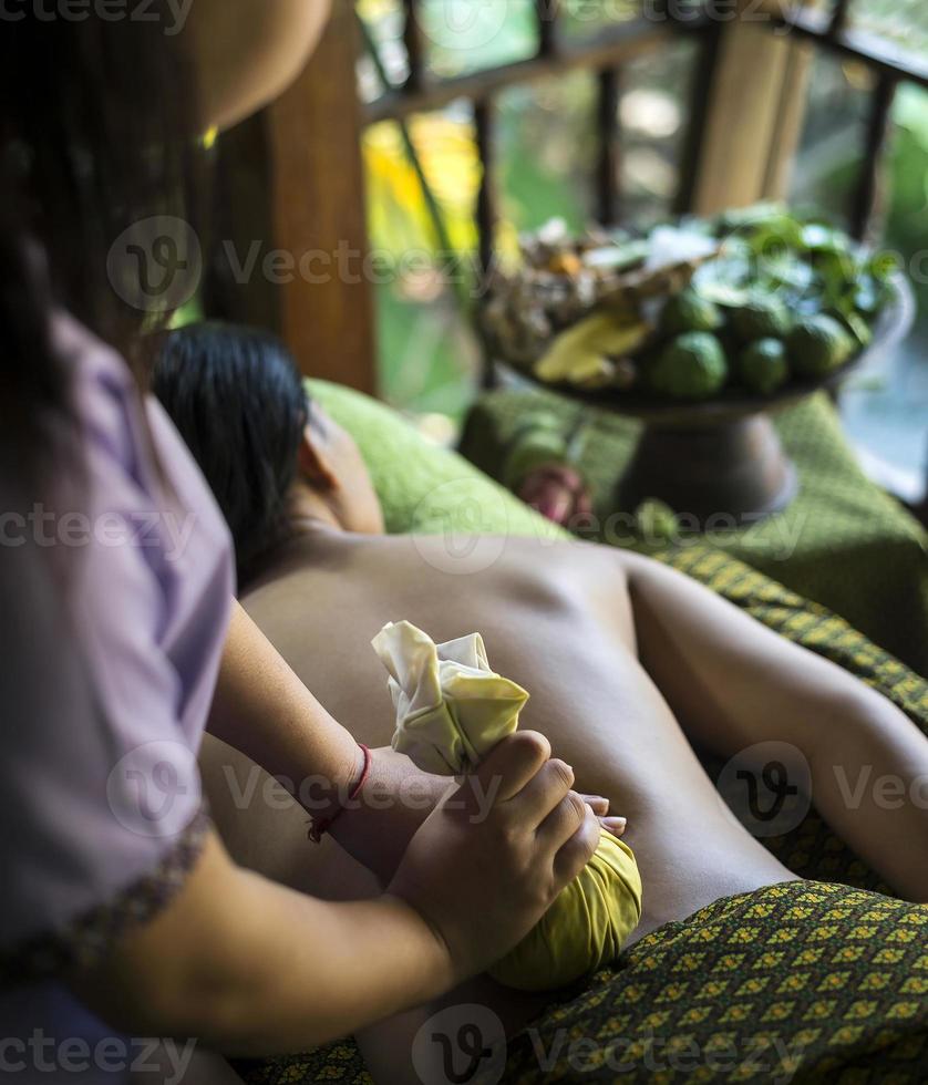 Traditionelle Kräuterball-Massage Thai Tropical Spa-Behandlungsdetail foto