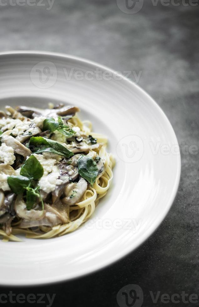 Gourmet-Bio-Ricotta-Pilz und frische gemischte Kräuter-Tagliatelle foto