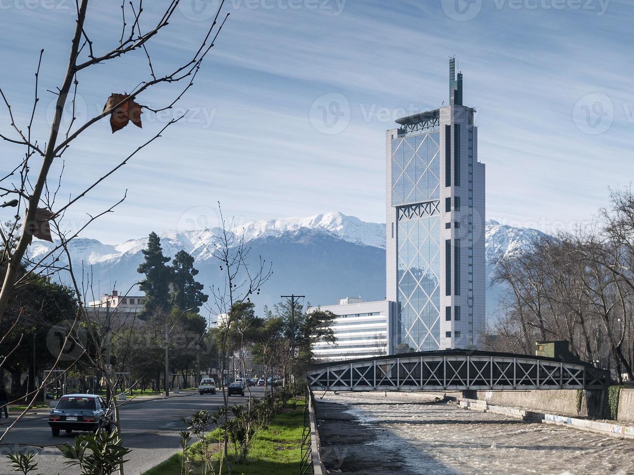 Straße in der Innenstadt von Santiago de Chile und Blick auf die Anden foto