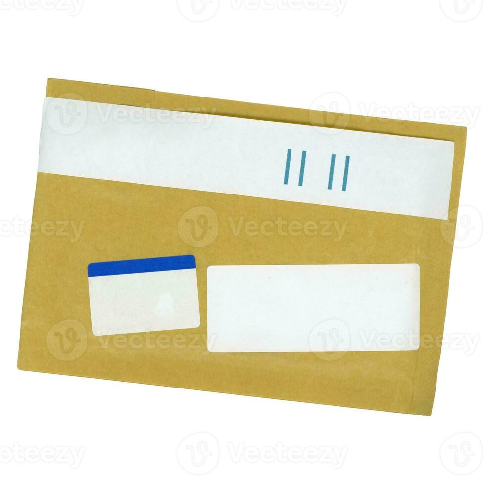 Brief Briefumschlag mit leer Etikette isoliert Über Weiß foto