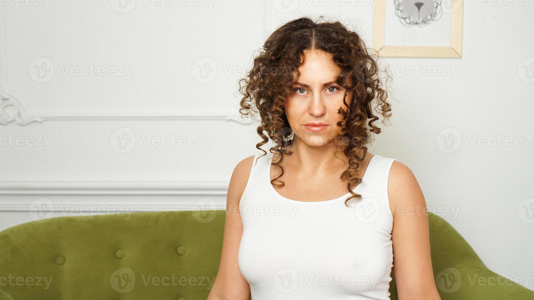 Frau im Zimmer und in die Kamera schaut. ernster Blick foto