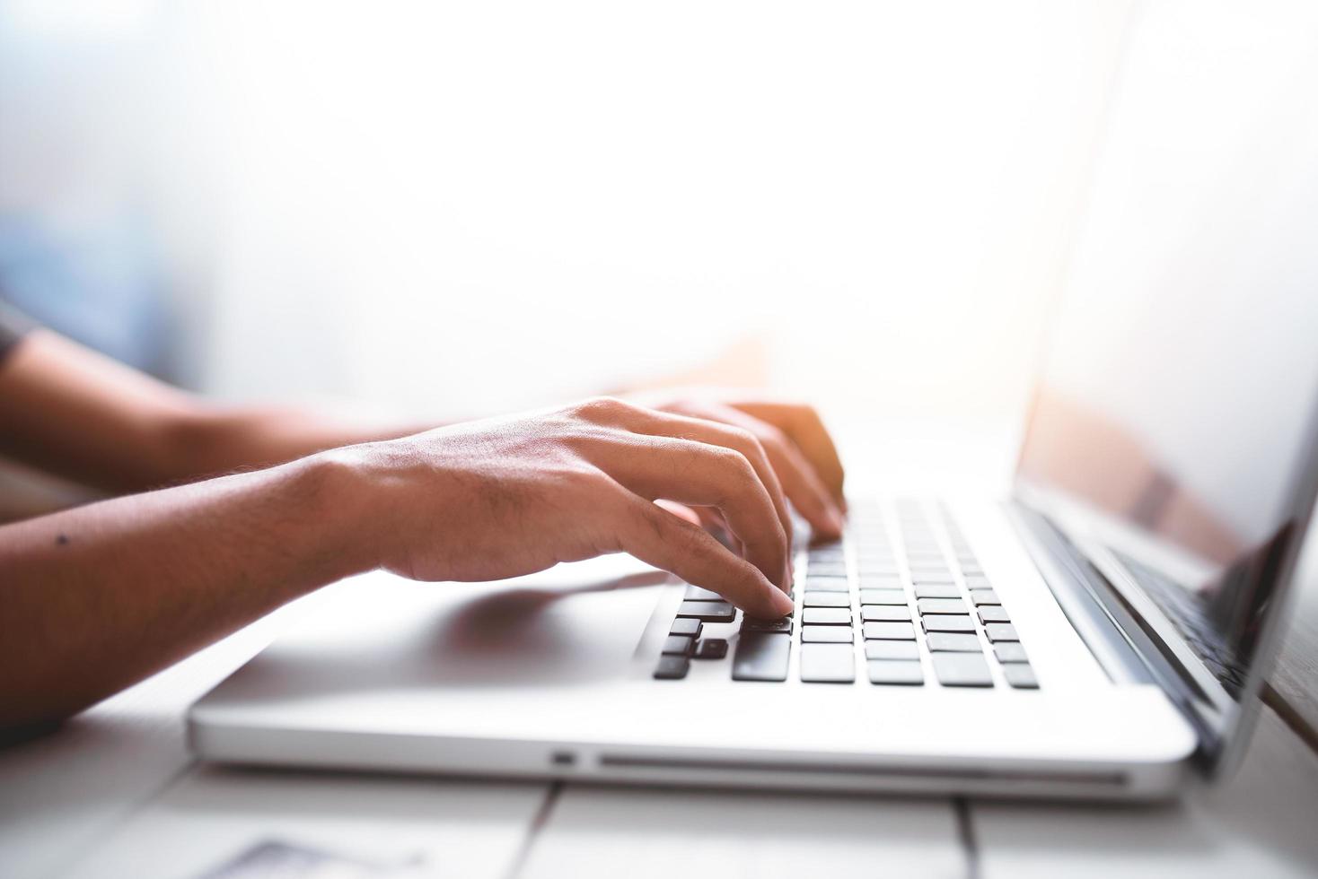 Geschäftsmann mit Laptop-Computer. foto