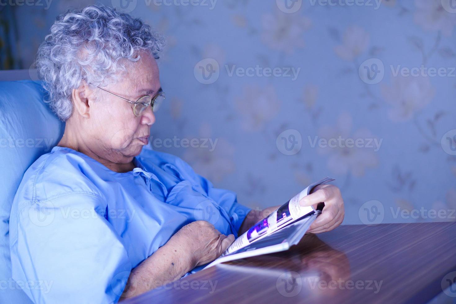 asiatische ältere Frau Patient las Buch im Krankenhaus. foto