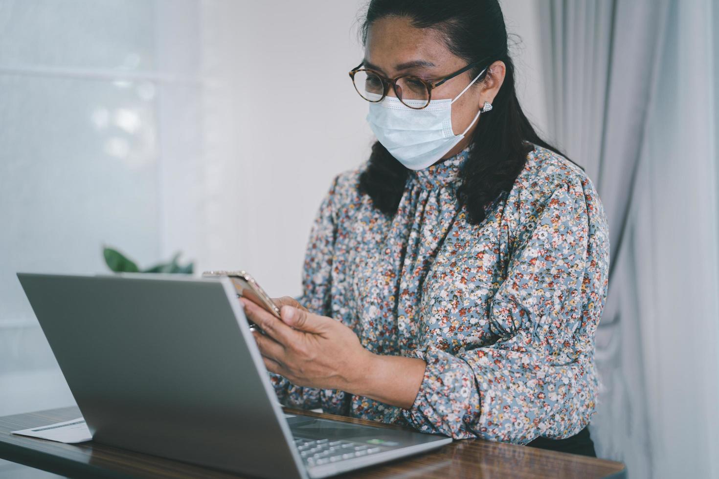 asiatische Geschäftsfrau arbeitet von zu Hause aus mit Laptop foto