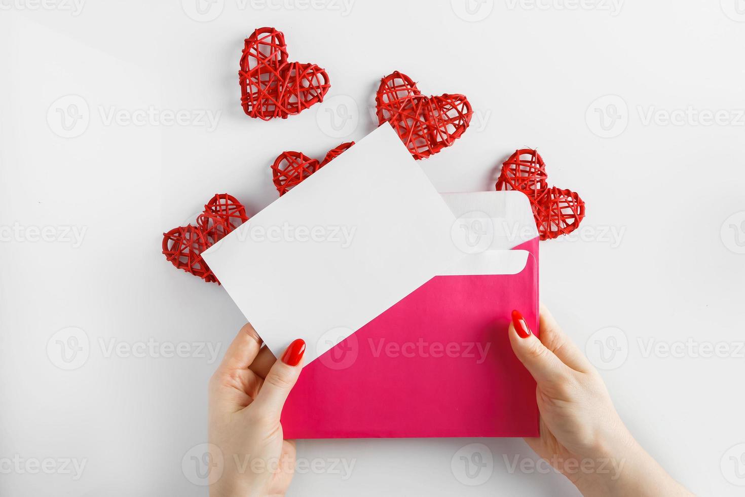 Umschlag mit einem Brief in der Hand auf weißem Hintergrund foto