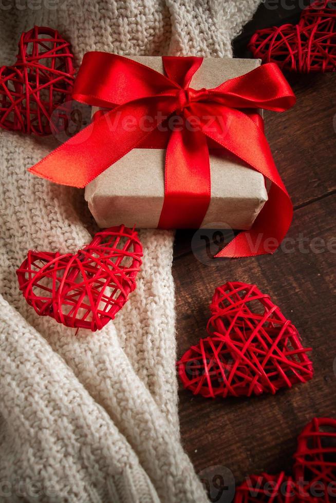 Geschenkbox mit rotem Band und Herzen. foto