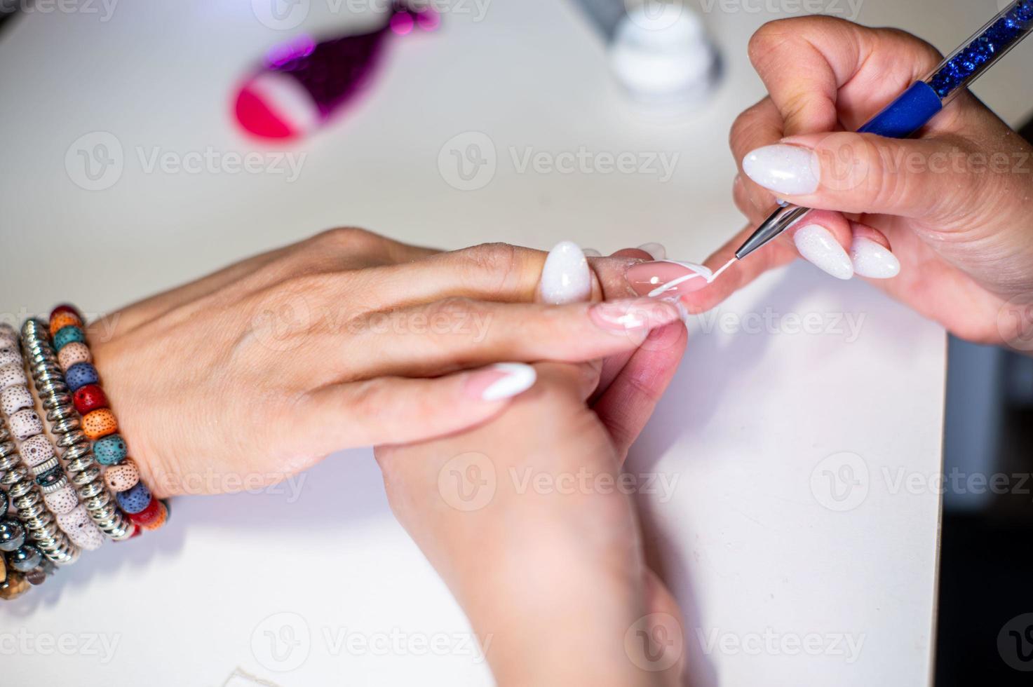 Nageldekorationen mit speziellem UV-Gel foto