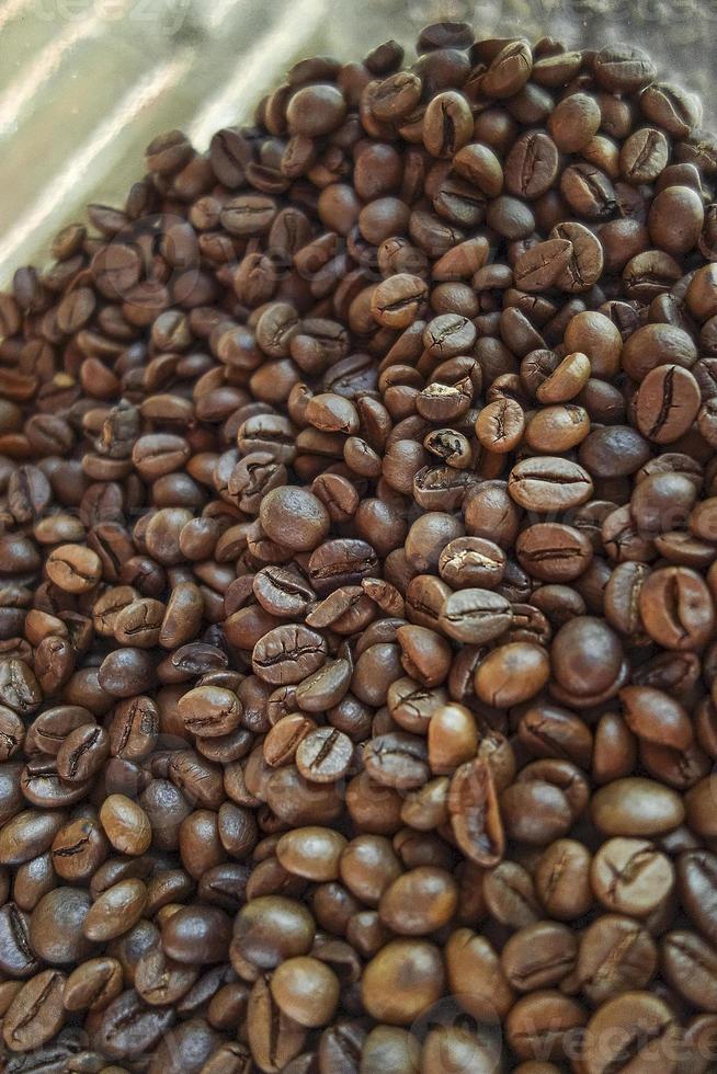 naturreine und reichhaltige trockene Kaffeebohnen foto