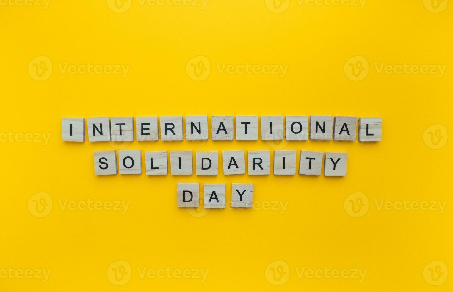 Dezember 20, International Solidarität Tag, minimalistisch Banner mit das Inschrift im hölzern Briefe foto