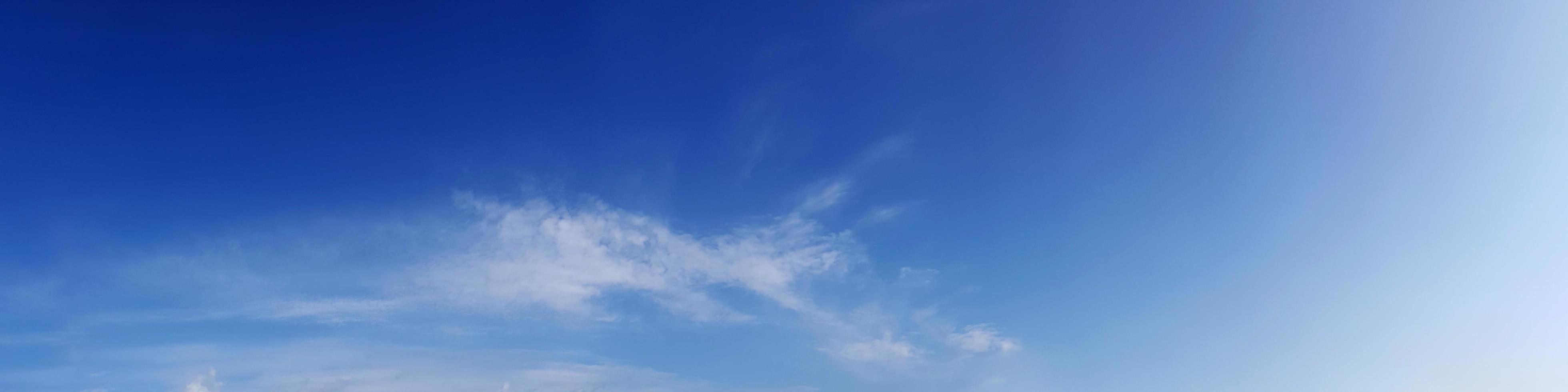 leuchtender Farbpanoramahimmel mit Wolke an einem sonnigen Tag. foto