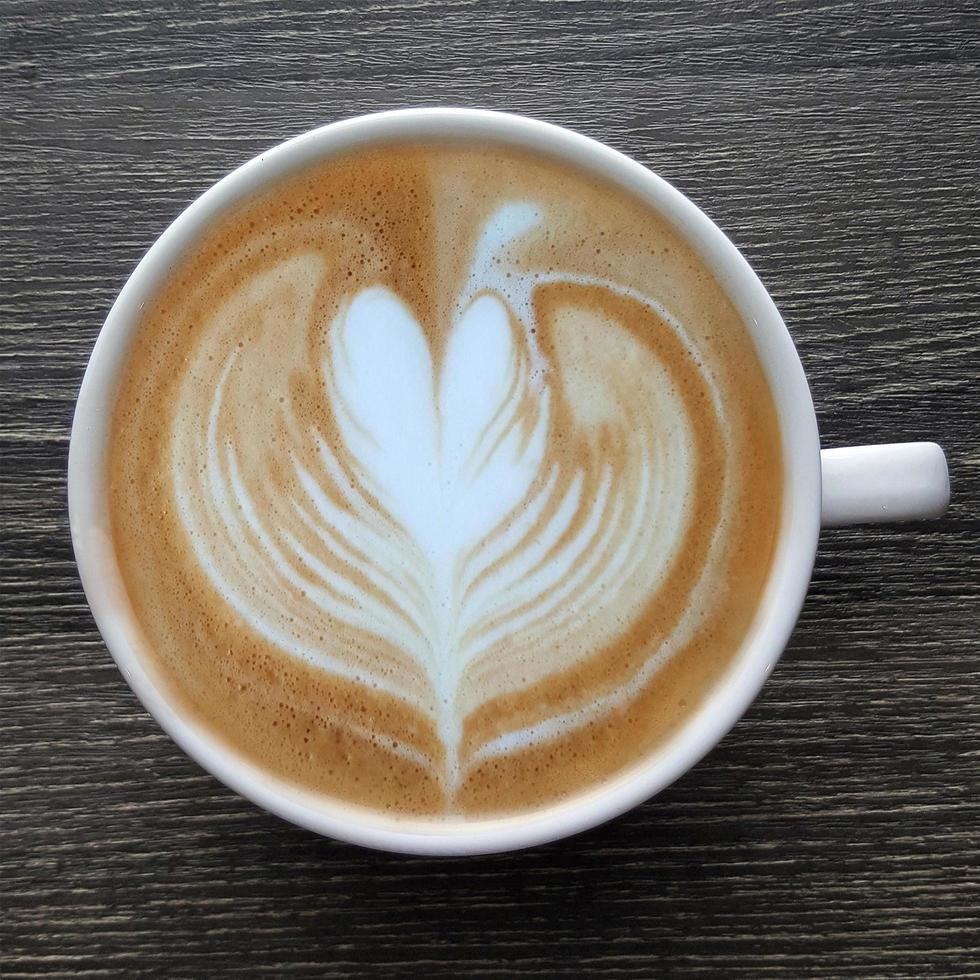 Blick von oben auf eine Tasse Latte-Art-Kaffee. foto