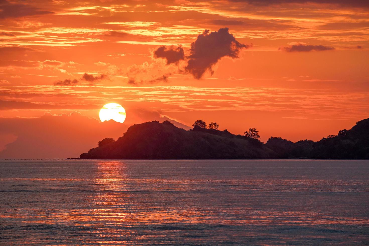 schöner goldener orangefarbener Sonnenuntergang über dem Ozean. foto