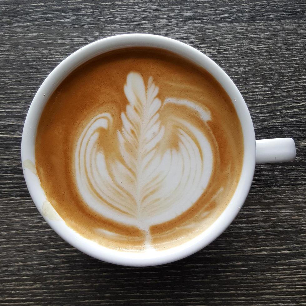 Blick von oben auf eine Tasse Latte-Art-Kaffee. foto