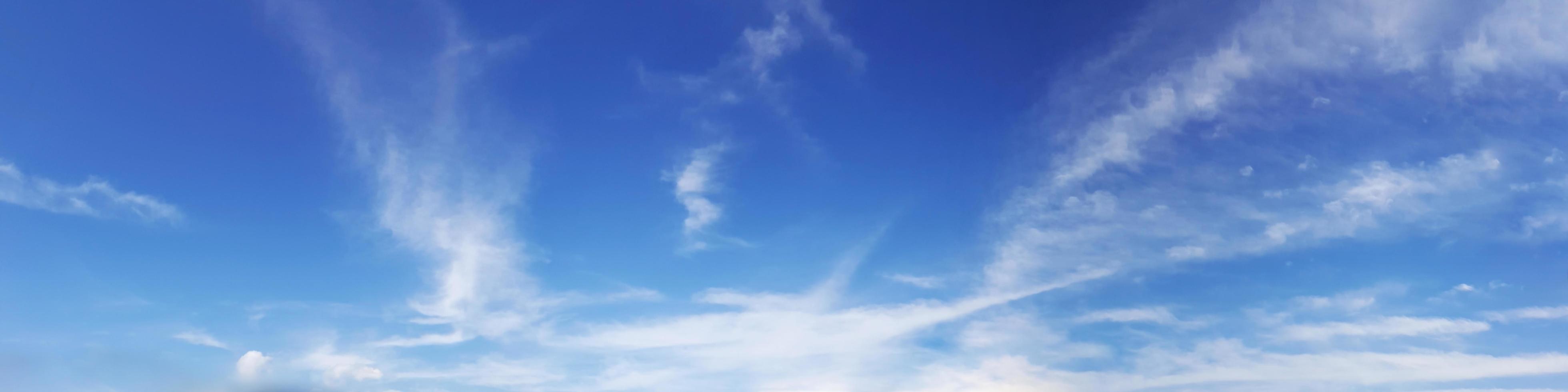 Panoramahimmel mit Wolke an einem sonnigen Tag. foto