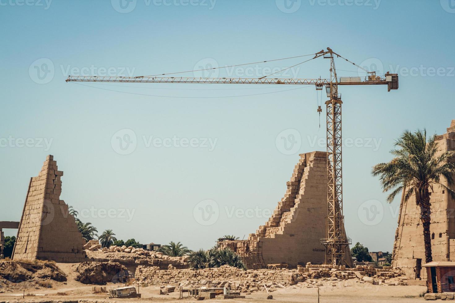 Ruinen und Gebäude im Karnak-Tempel in Luxor, Ägypten foto