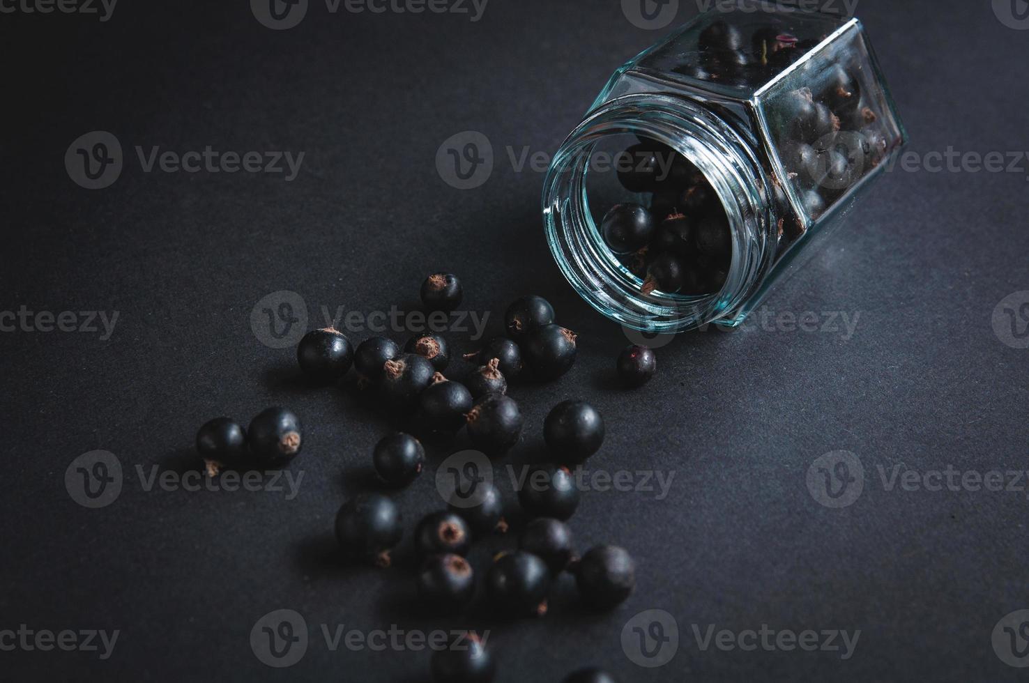 Frische Blaubeeren in einem Glas auf einem schwarzen Brett. foto