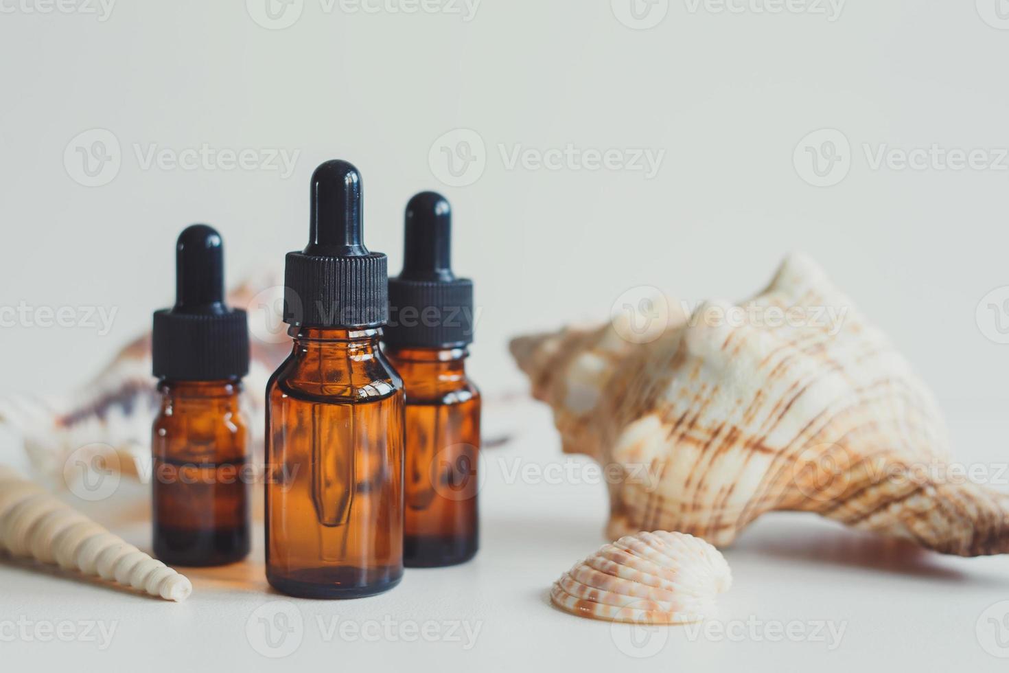 Braunglasflaschen mit Serum, ätherischem Öl, Kosmetikprodukt foto