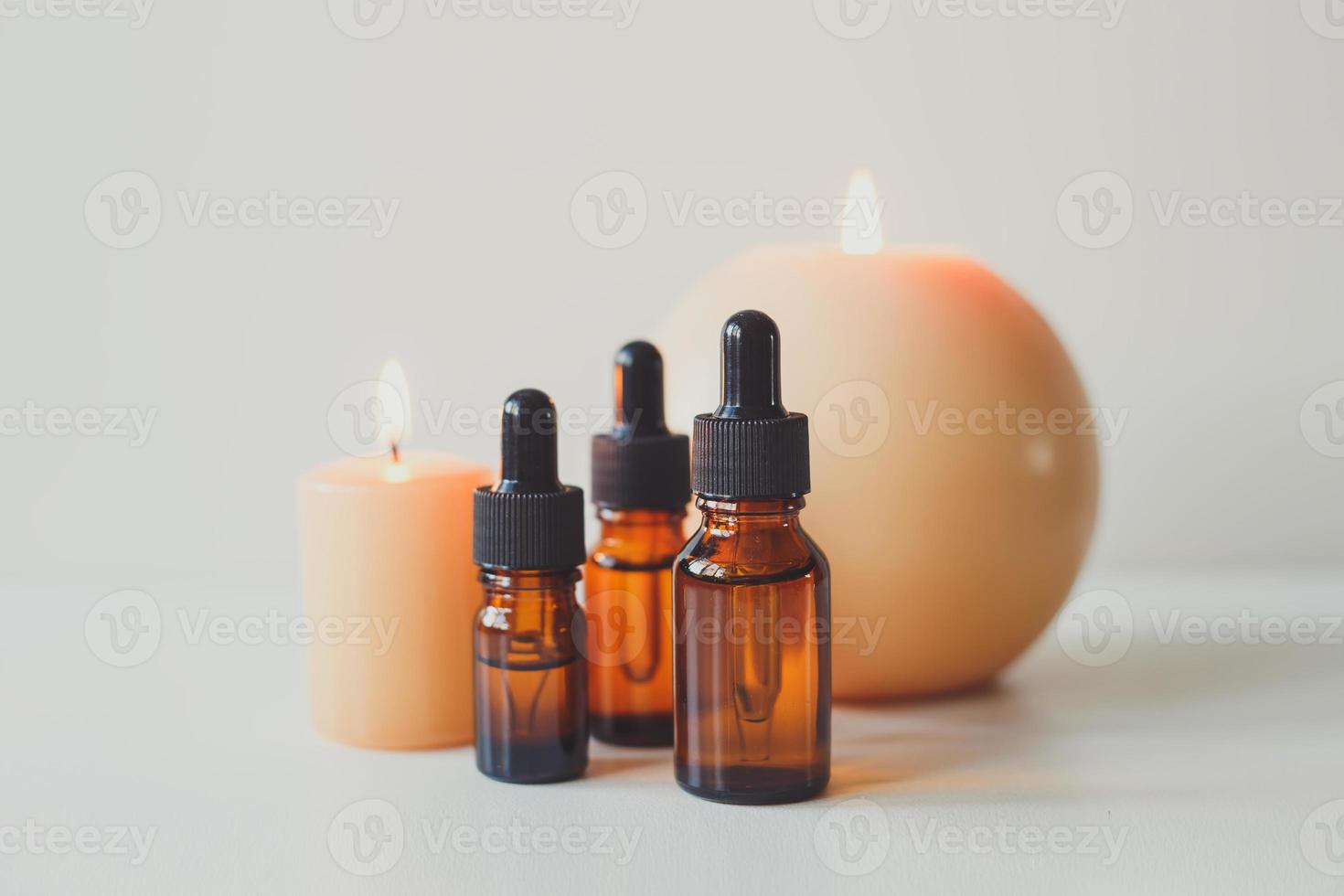 Braunglasflaschen mit Serum, ätherischem Öl, Kosmetikprodukt foto