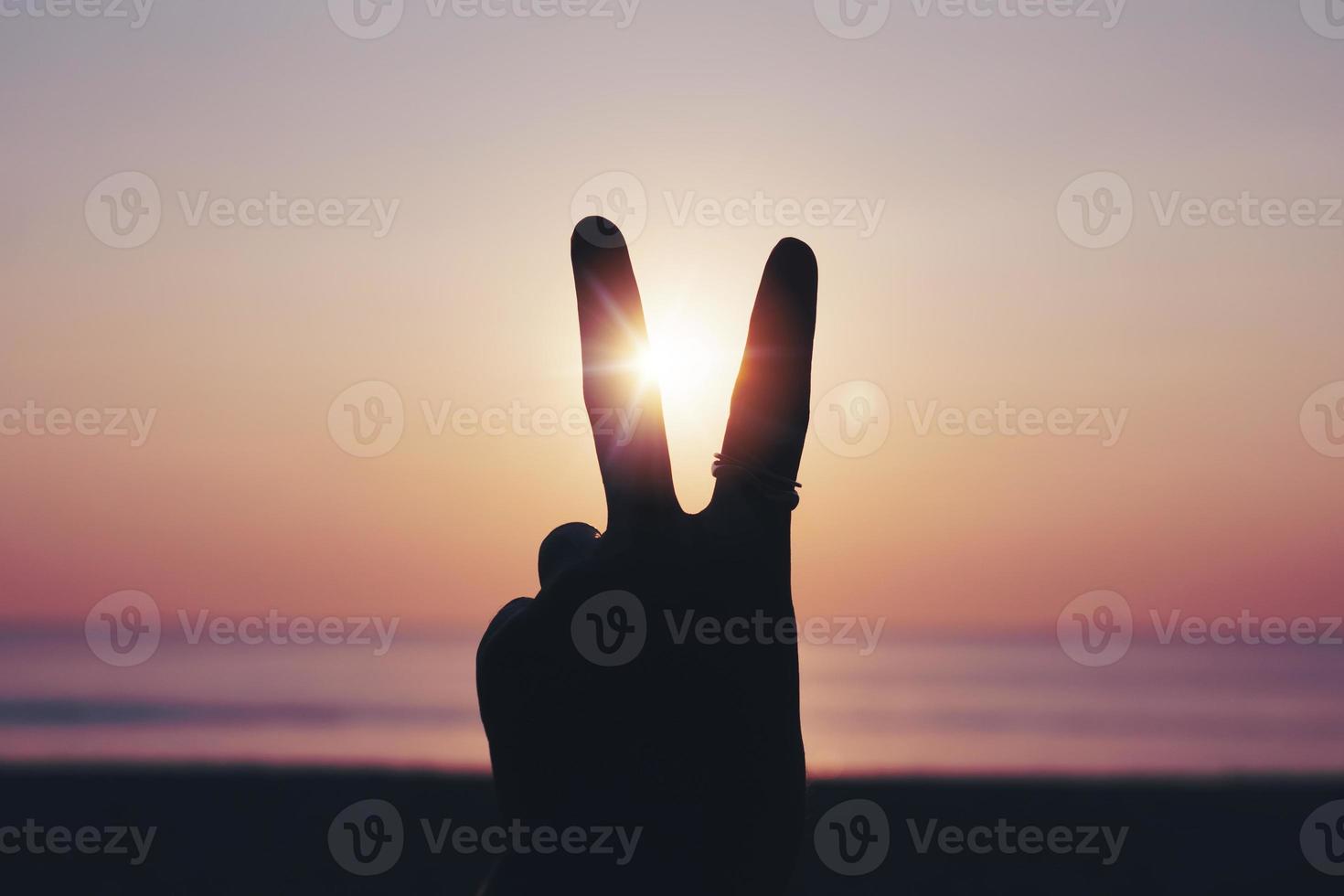 Frieden aus oder Kampf Metapher zwei Finger Hand foto