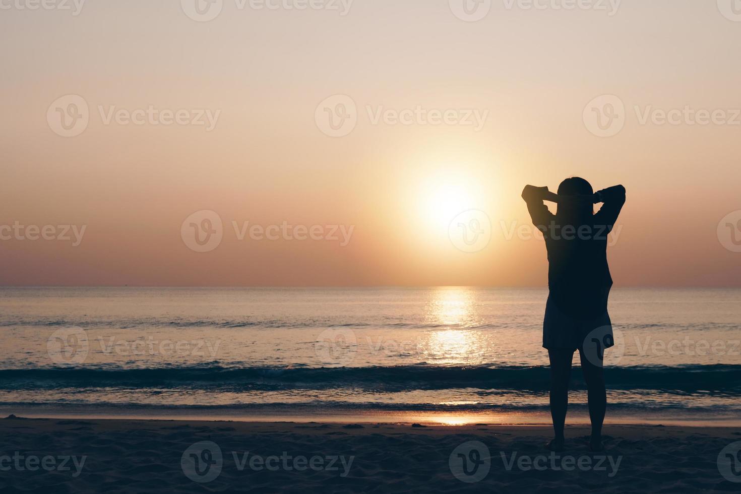 Frau reist mit Sommerstrand um die Welt. foto