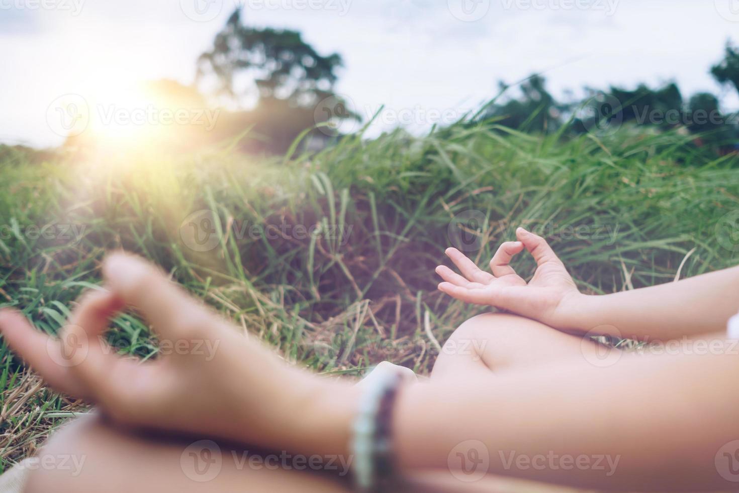 Frau, die Yogastunde praktiziert, atmen, meditieren, im Freien. foto