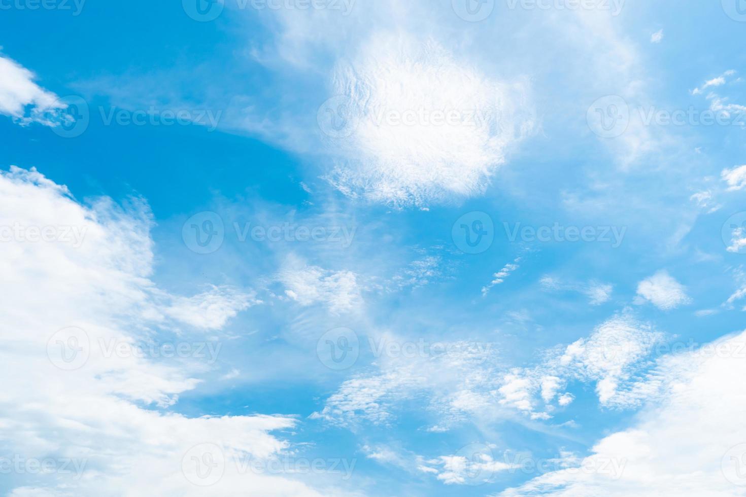 Kopienraum minimales Konzept des blauen Himmels des Sommers und der weißen Wolke. foto