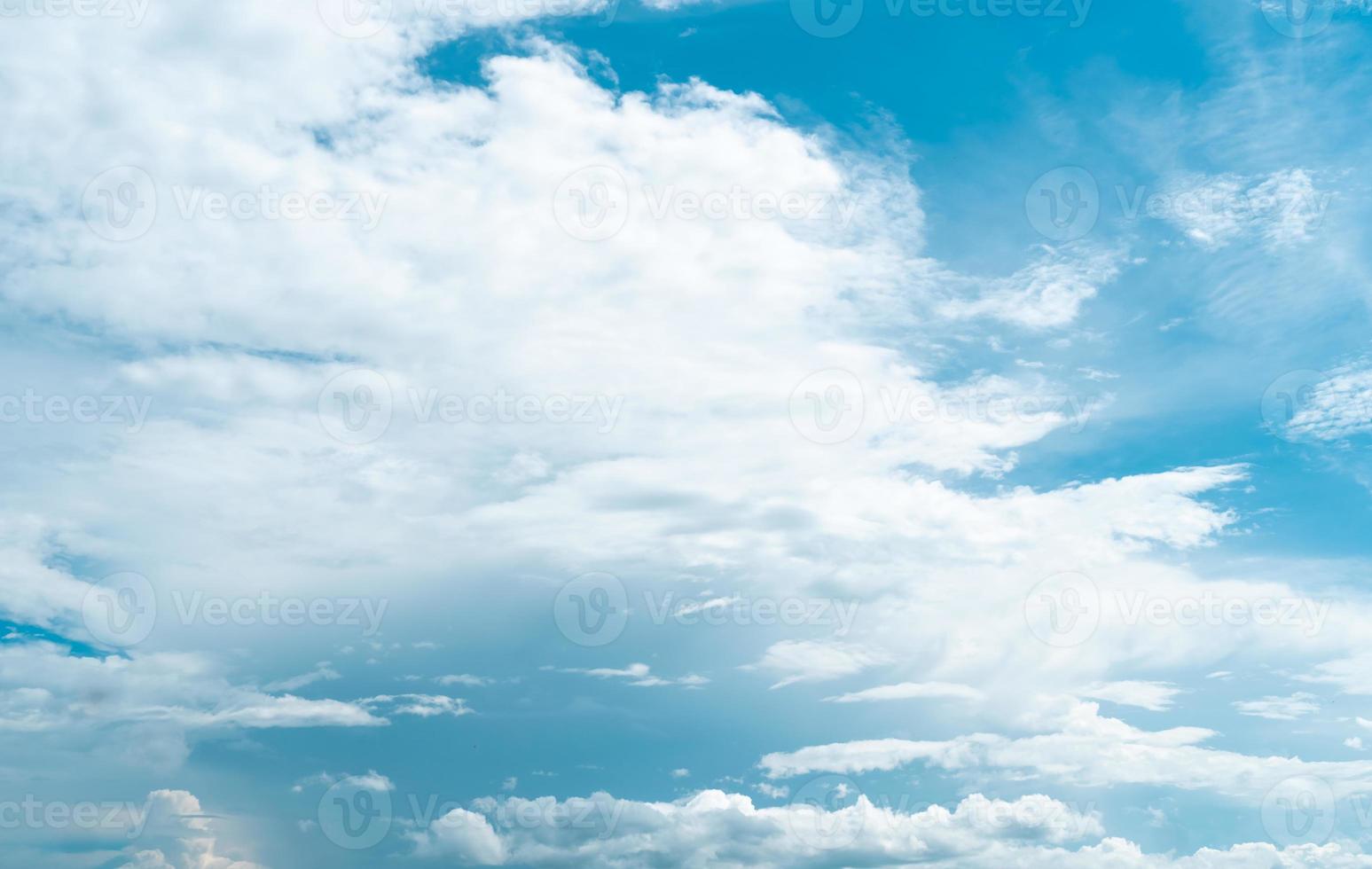 Kopienraum minimales Konzept des blauen Himmels des Sommers und der weißen Wolke. foto