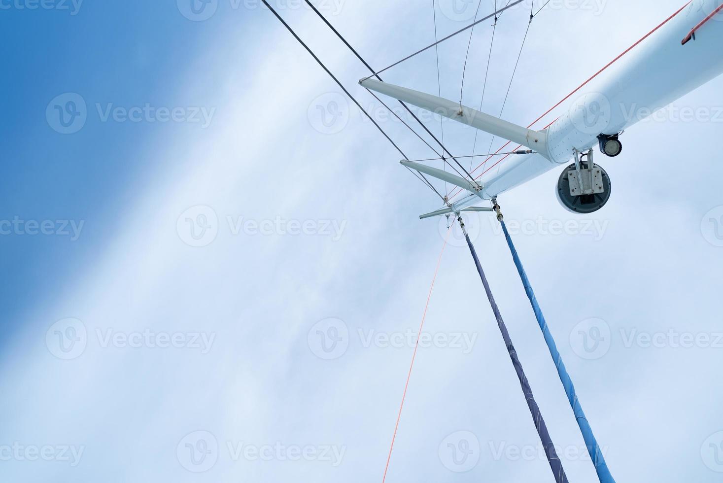 Blick von einem Segelbootmast unter blauem Himmel foto