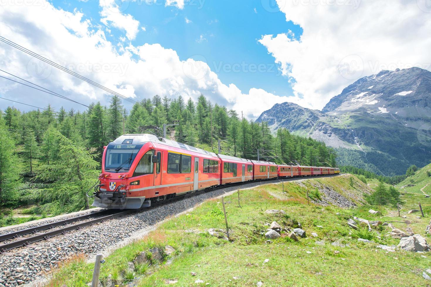 bernina touristenzug auf den schweizer alpen foto