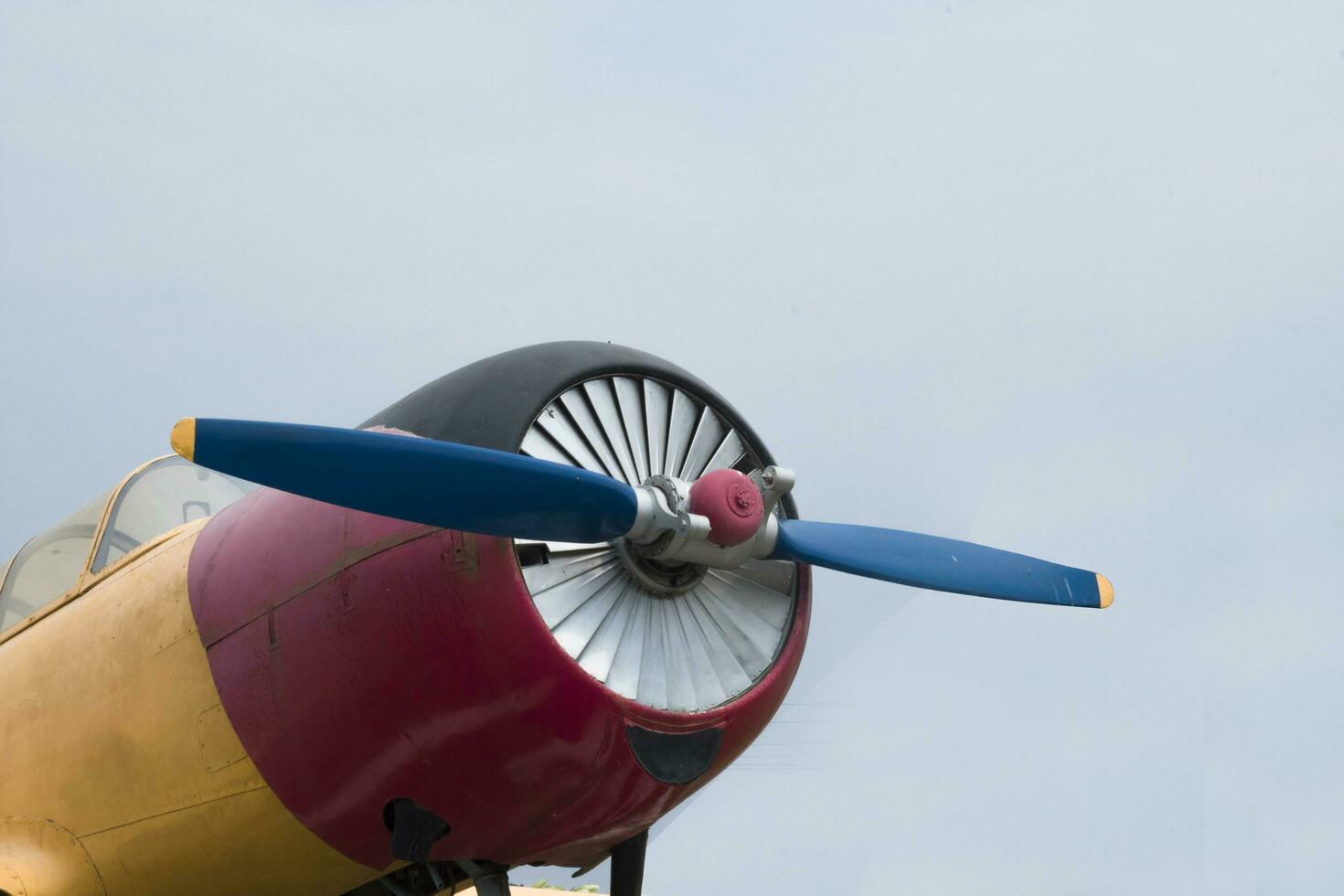das Propeller von ein Flugzeug, um 6 Texan Propeller und Motor, Jahrgang restauriert In Kanada hergestellt Harvard Trainer Flugzeuge foto