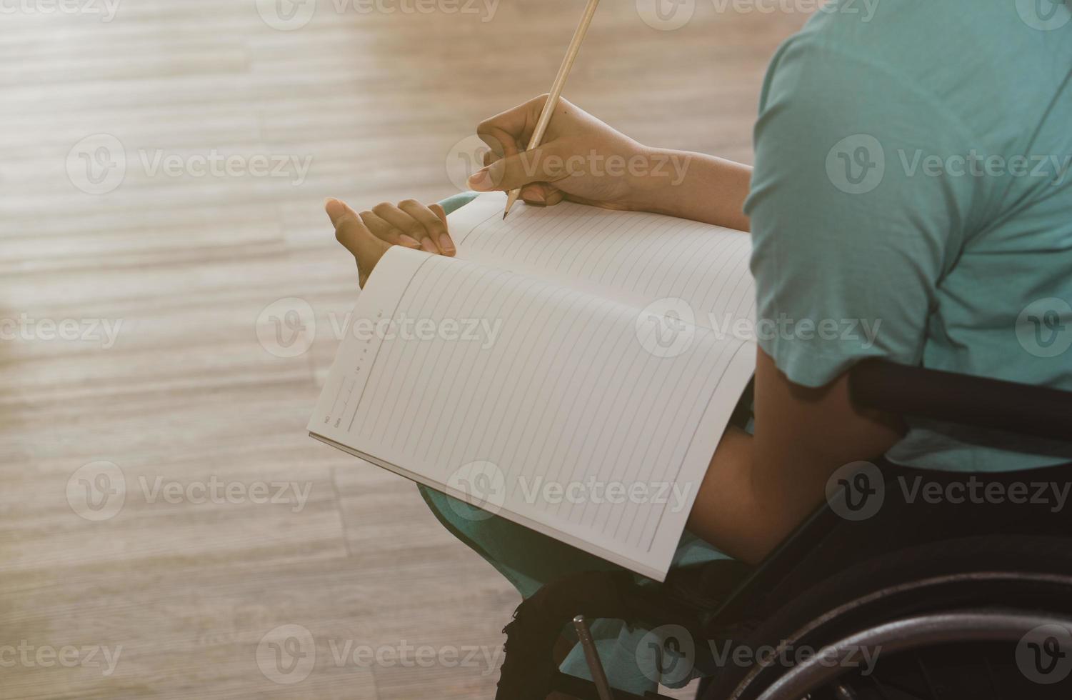 Frau arbeitet und sitzt im Rollstuhl foto