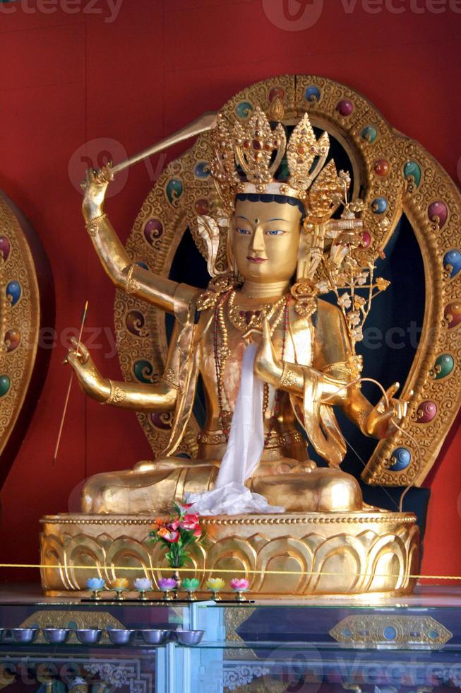 goldene buddhistische Statue foto