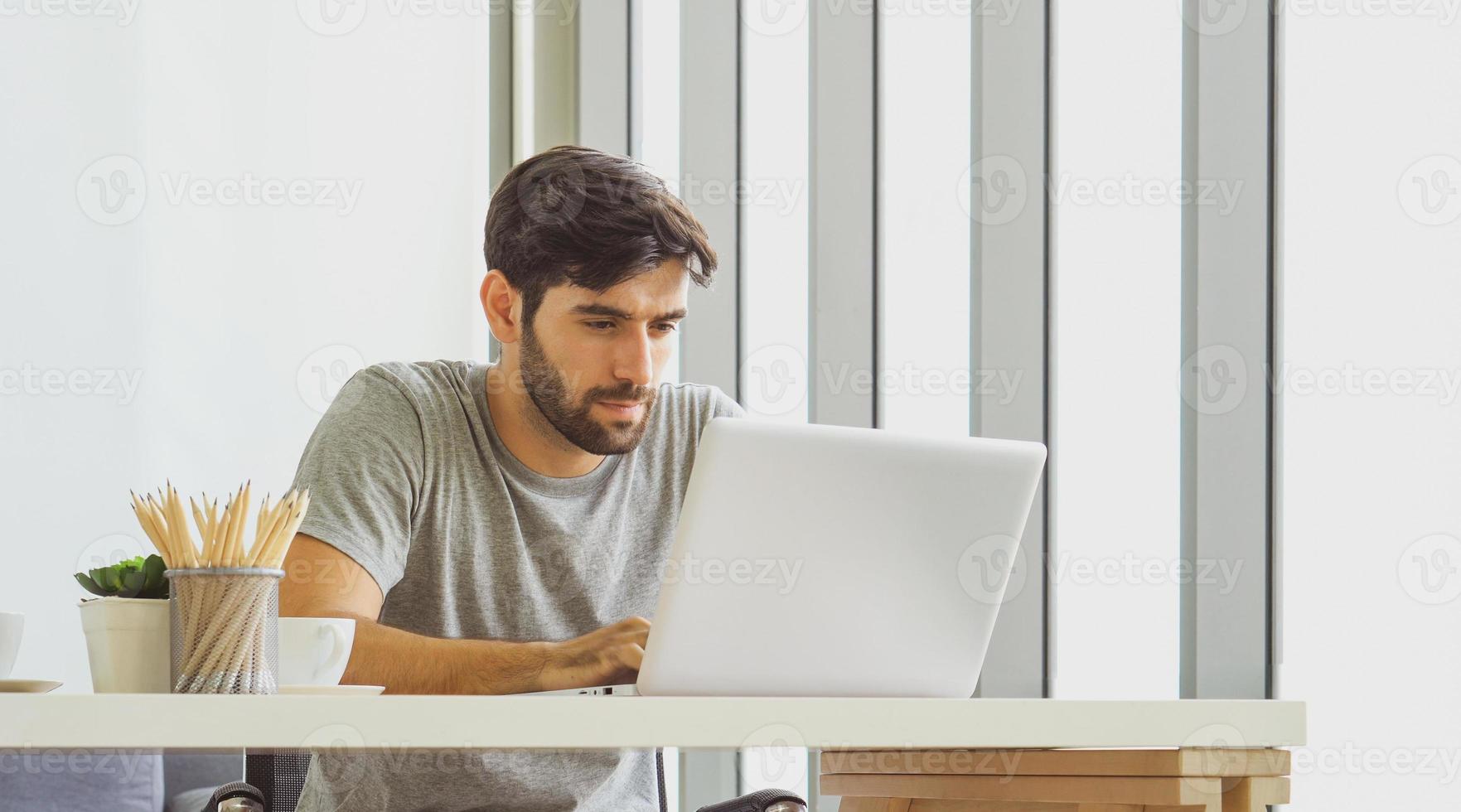 Mann arbeitet von zu Hause aus foto