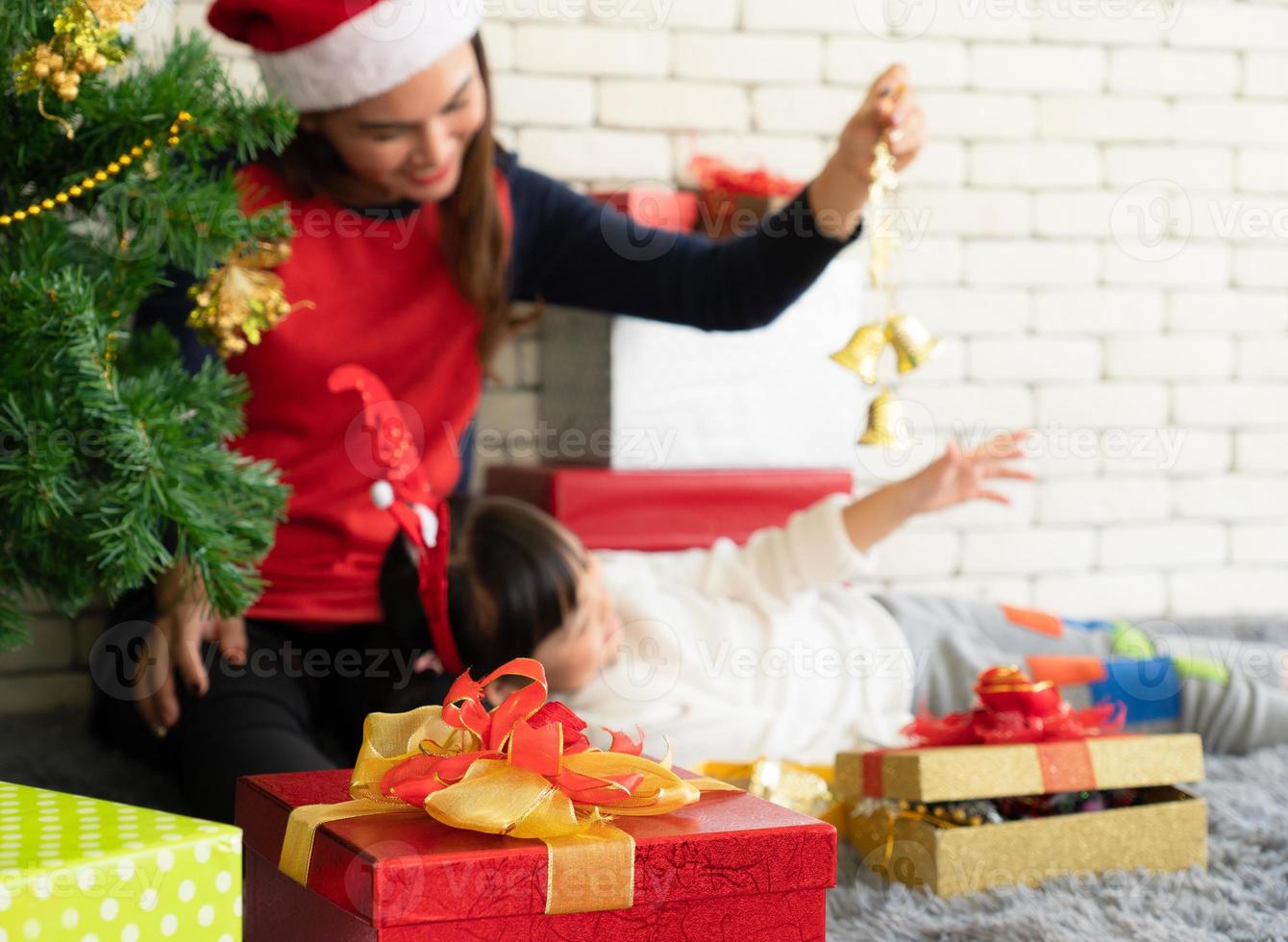 Mutter und Kind feiern Weihnachten foto