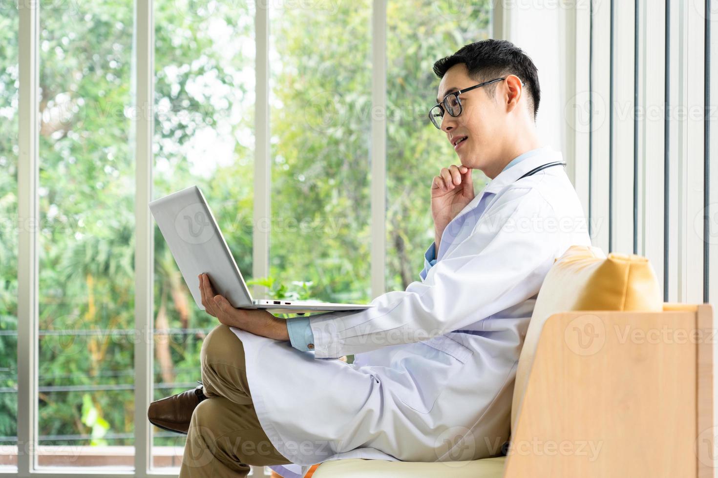 Arzt, der Computer verwendet, um Patienten zu konsultieren foto