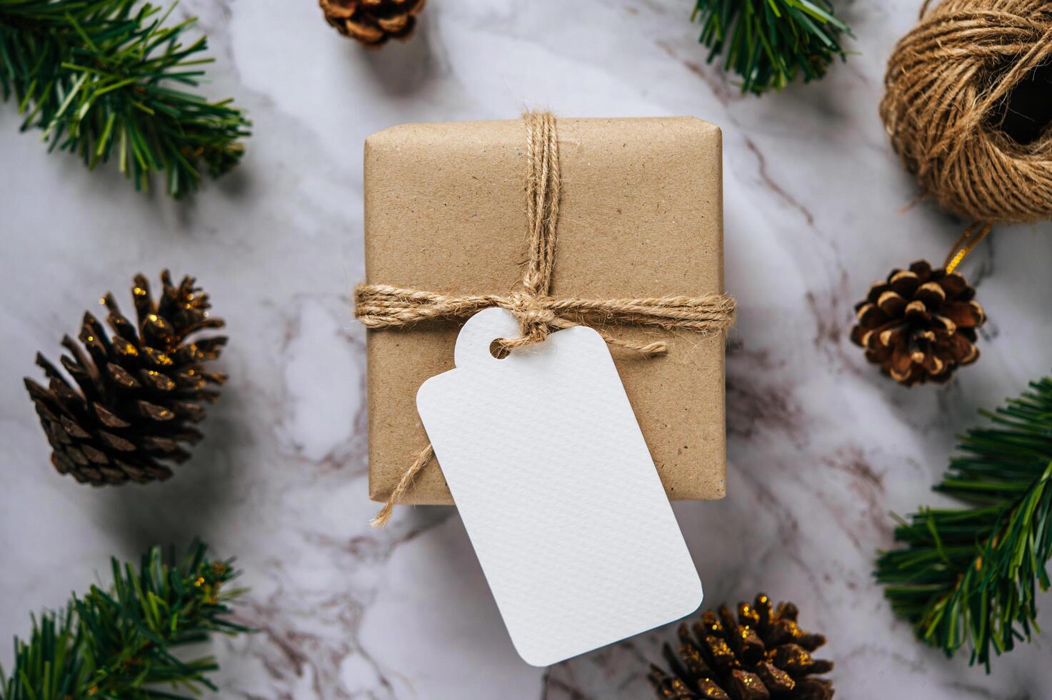 Geschenkboxen mit kleinen Geschenken auf Weißzement foto