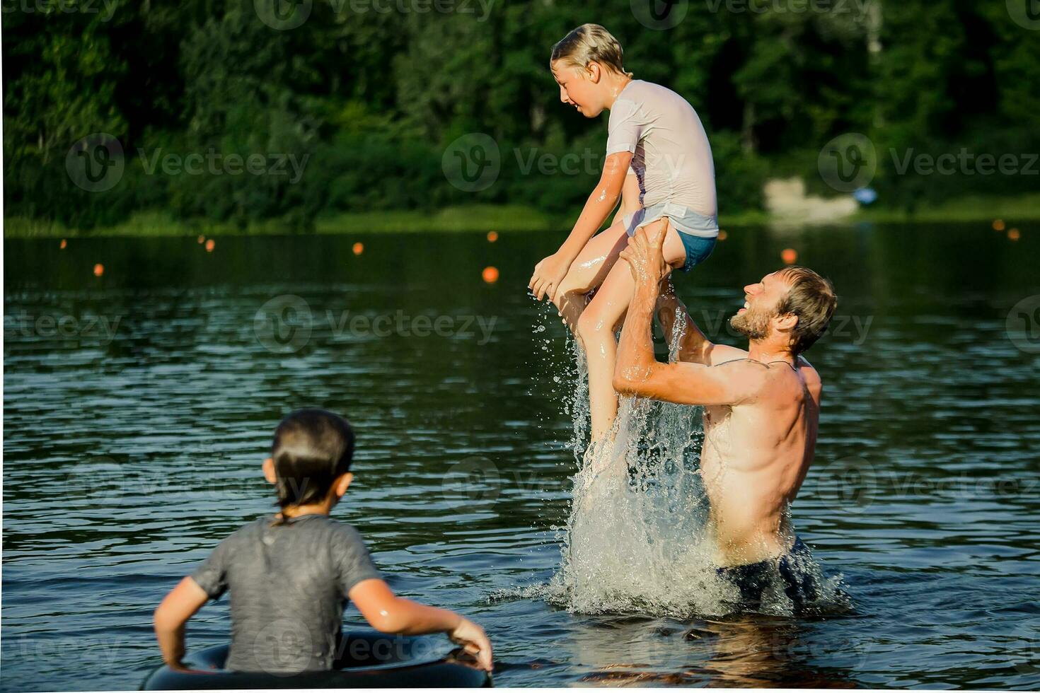 Vater Theaterstücke mit Kinder im Sommer- im Fluss. Papa wirft Teenager Sohn Über Wasser. Familie Konzept foto