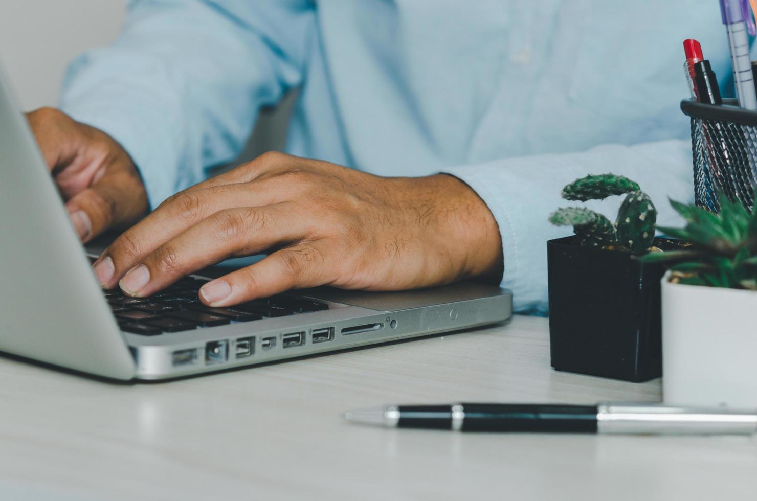 Nahaufnahme der Hand, die auf der Computer-Laptop-Tastatur schreibt? foto