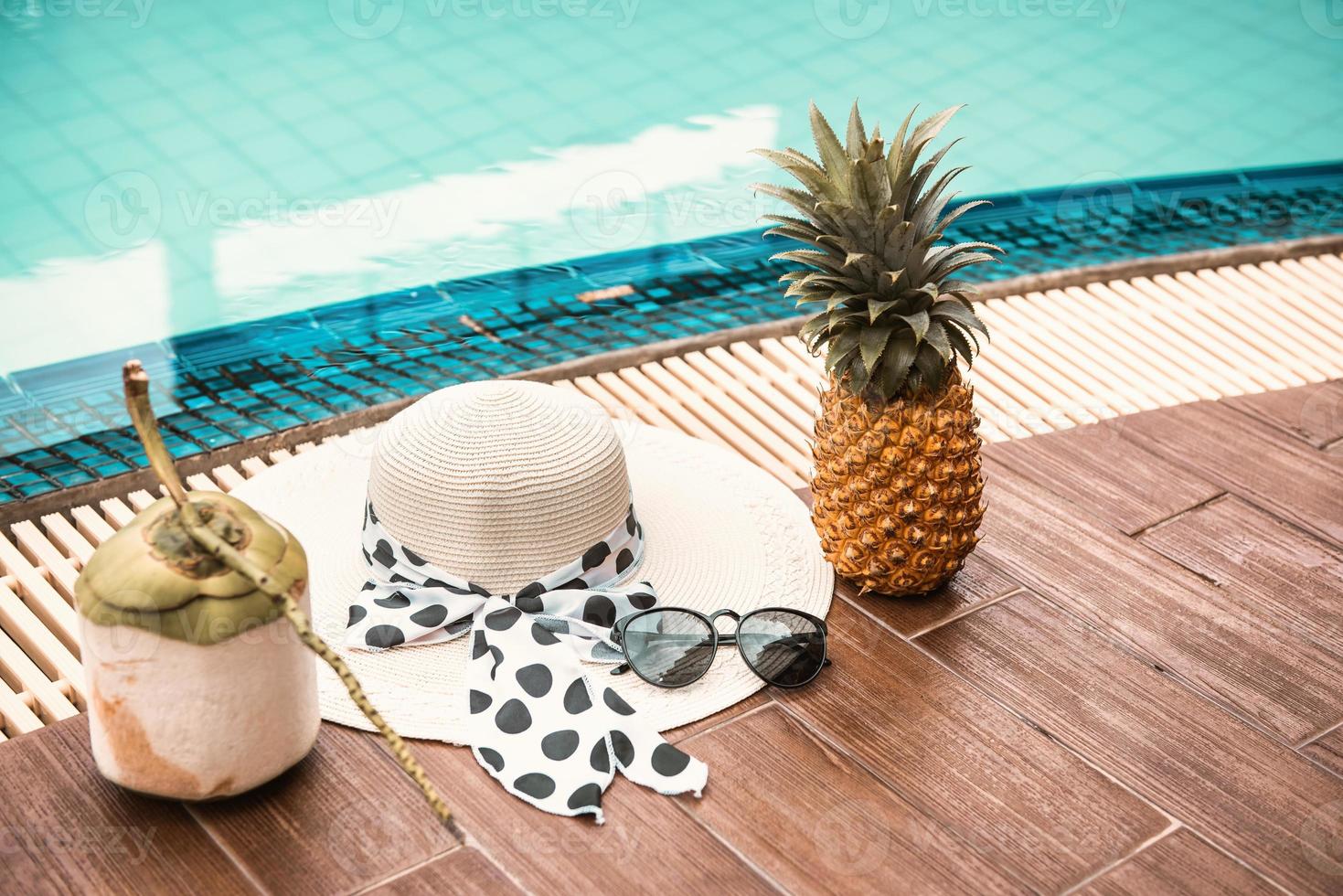 Sommerurlaub und Pool-Entspannungs-Lifestyle-Konzept foto
