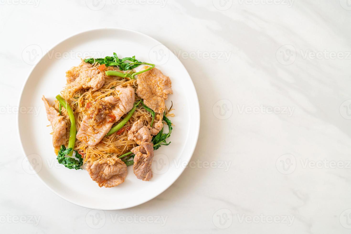 gebratene Reisnudeln und Wassermimose mit Schweinefleisch foto