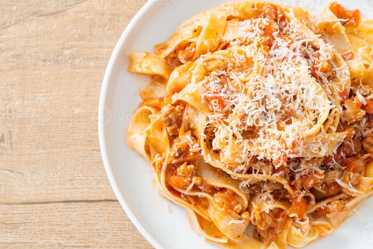 hausgemachte Pasta Fettuccine Bolognese mit Käse foto