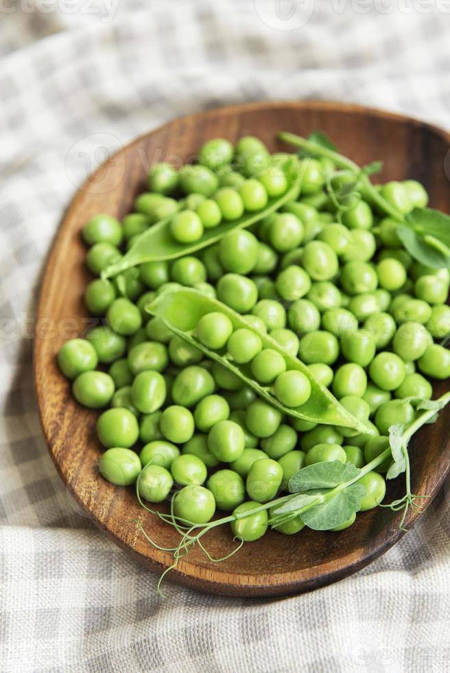 frische grüne Erbsenschoten und grüne Erbsen mit Sprossen foto