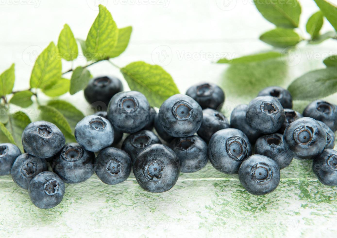 Blaubeeren auf hölzernem Hintergrund foto