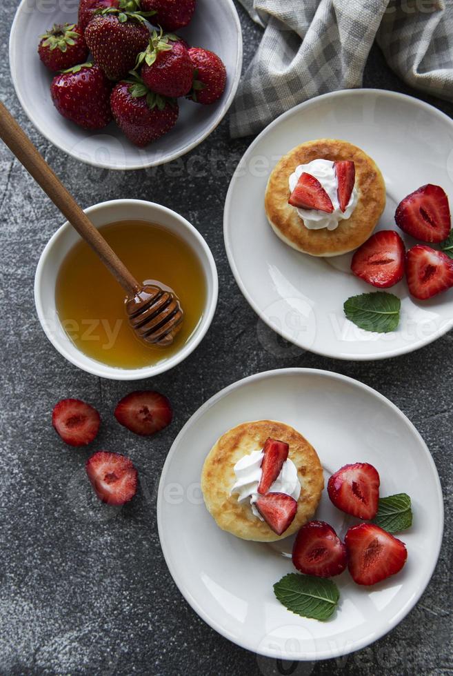 Quarkpfannkuchen, Ricotta-Krapfen auf Keramikplatte foto