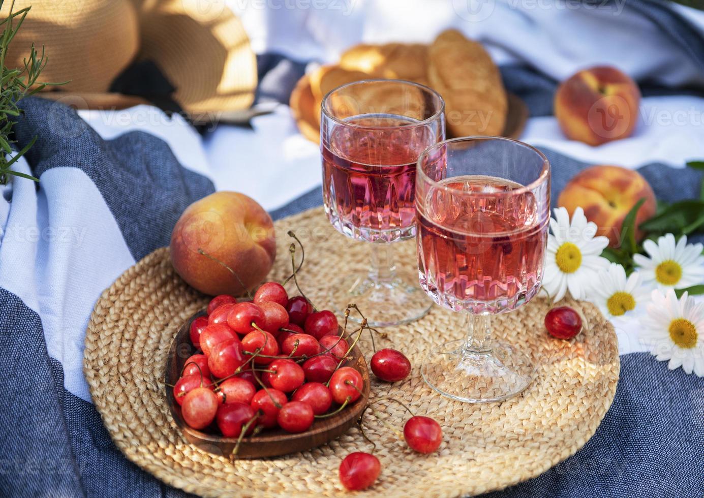 Set für Picknick auf Decke im Lavendelfeld foto