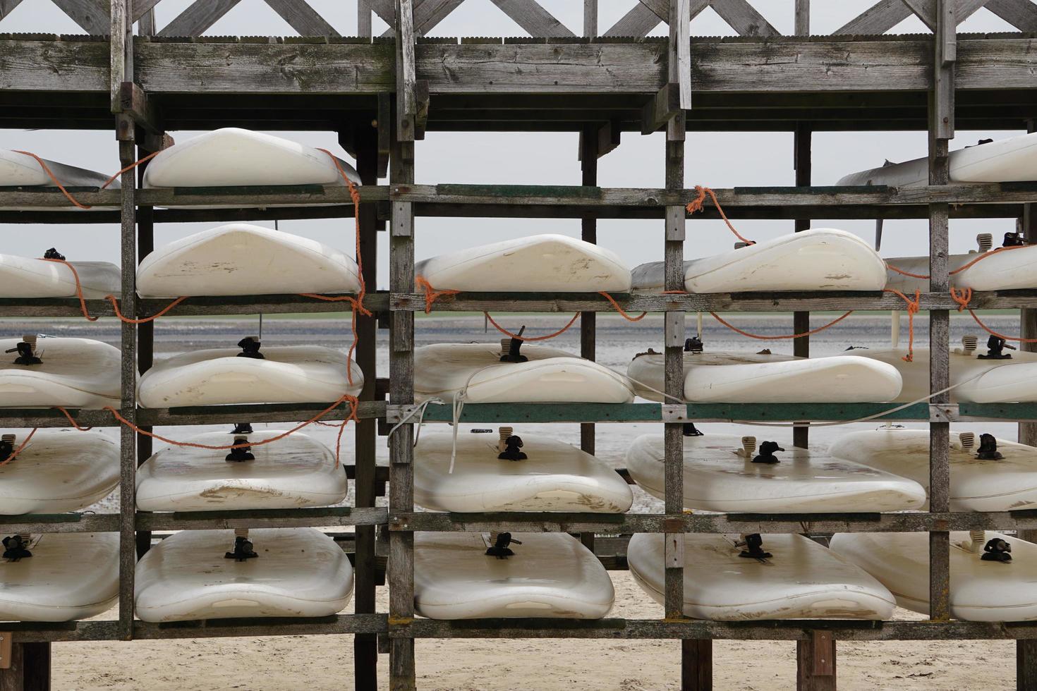 Surfbretter im Nordseehafen, Norderney foto